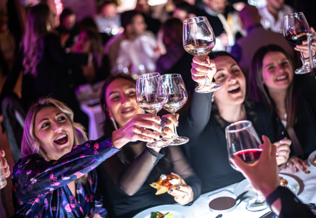 Una serata Frizzante tra cena e spettacolo